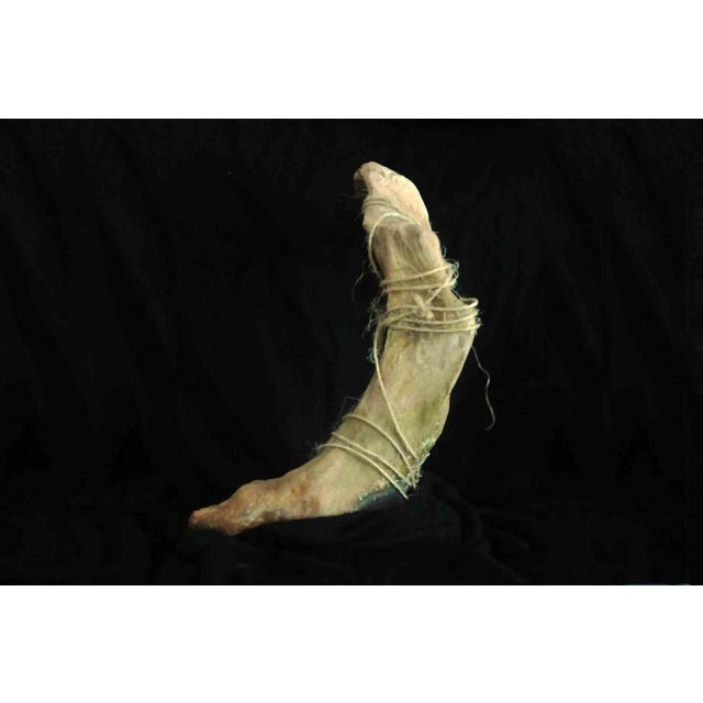 Winged foot is a modern artwork realized by Maryam Pezeshki in 2007. Terracotta sculpture. Original title: Piede alato...