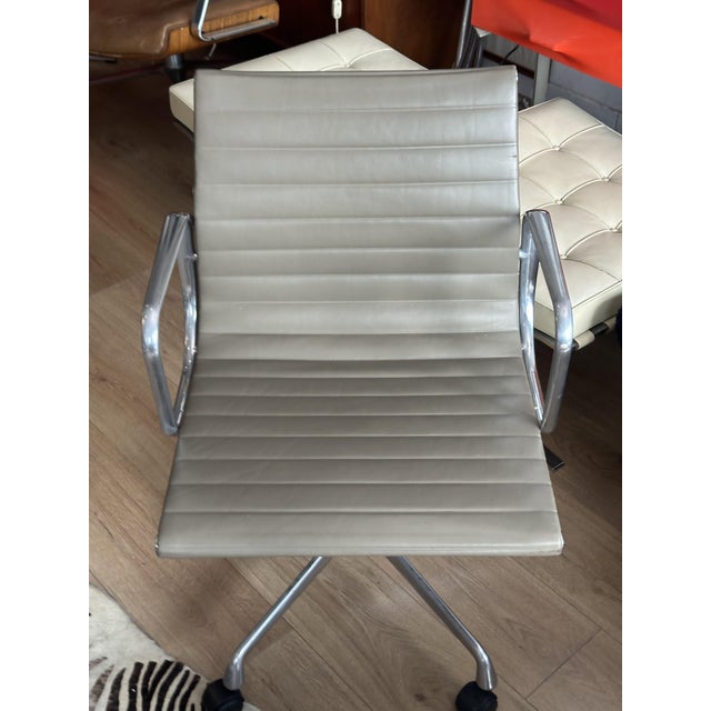Aluminum Armchair by Charles and Ray Eames for Vitra, 2000s, in Good conditions. Designed 1950 to 1959 This piece has an...