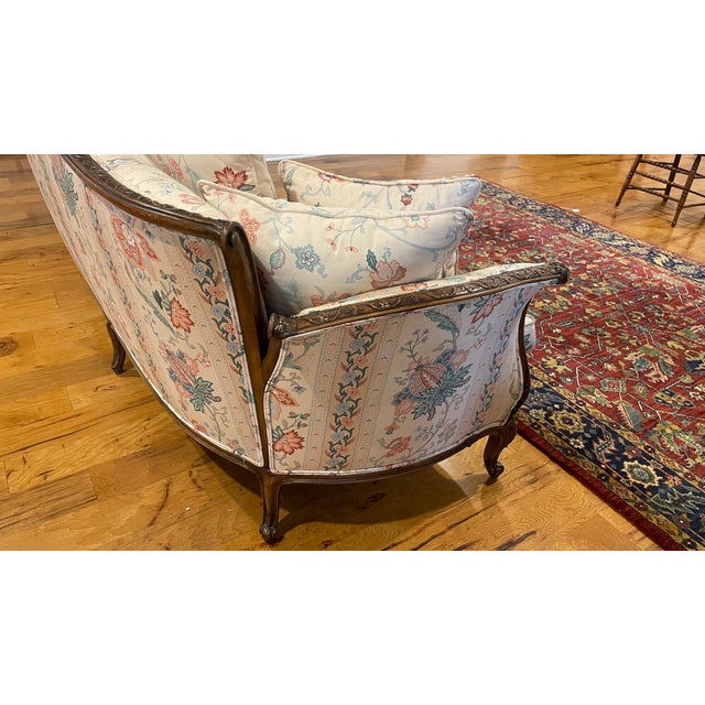 Elegant vintage couch with serpentine carved back and sides for a heightened aesthetic appeal. This refined mid-century...