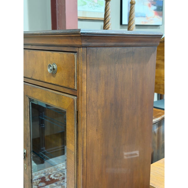Traditional Late 20th Century Hekman Furniture Mahogany Glass Door Curio Display Cabinet With Drawer For Sale - Image 3 of 11