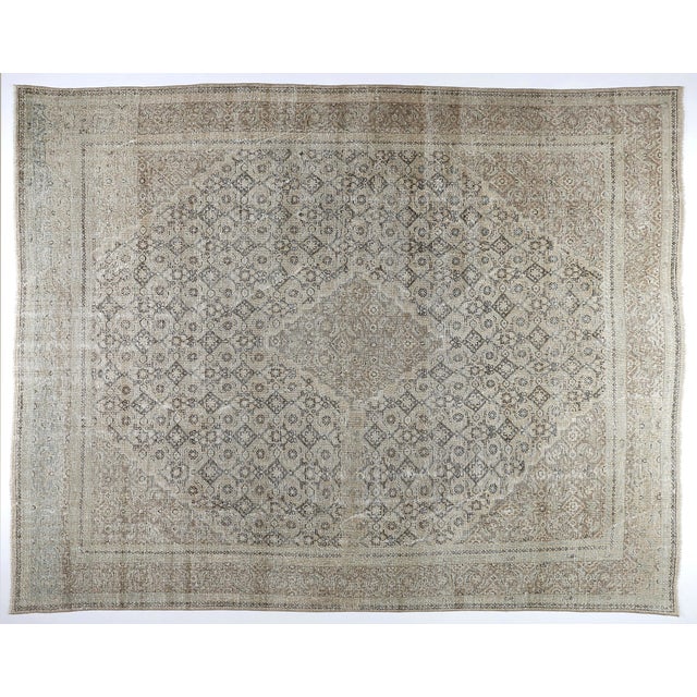 Oversized Antique Persian Kaskay Rug – Intricate Lattice Design in Soft Neutrals This magnificent oversized Persian Kaskay...