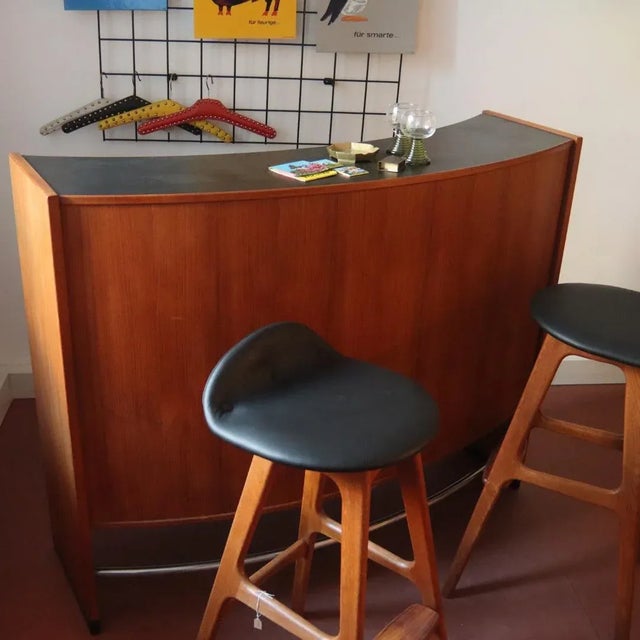 Dyrlund Boomerang Bar and Stools in Teak by Erik Buch for Dyrlund, Denmark, 1960s, Set of 3 For Sale - Image 4 of 10