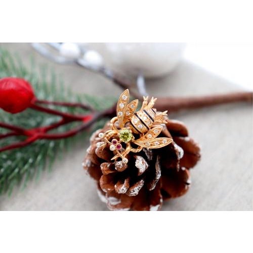 Bee Shaped Gold Brooch with Diamonds For Sale - Image 4 of 8