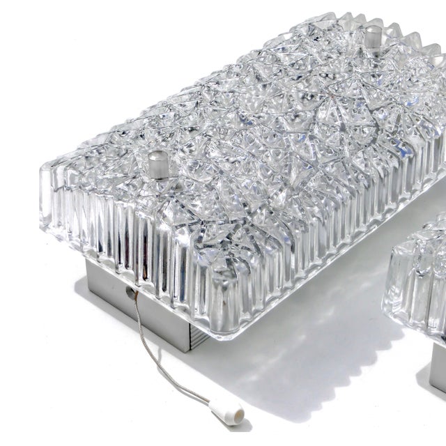 German Structured Glass and Aluminum Wall Light Lamp by Hoffmeister, 1970s, Set of 2 For Sale - Image 4 of 8