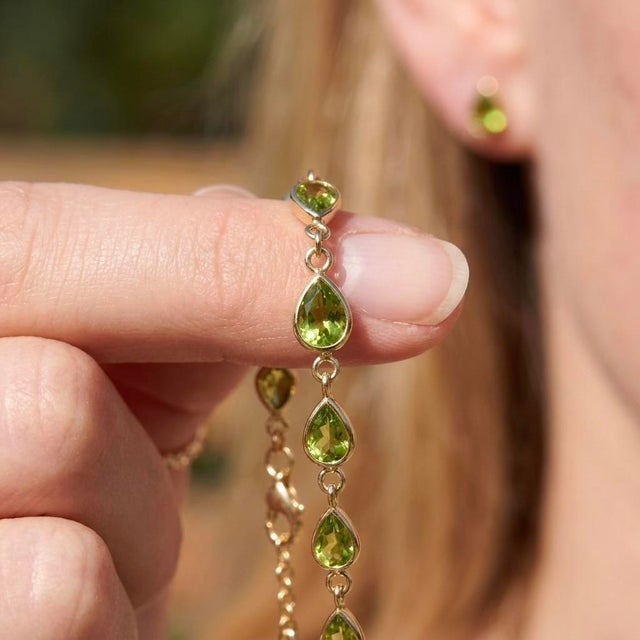 Contemporary Natural Peridot Teardrop Bracelet | Dainty Gemstone Link Chain Bracelet | August Birthstone Bracelet for Woman For Sale - Image 3 of 4