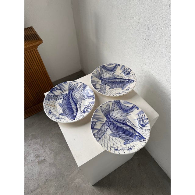 Set of 3 plates with fish motifs. In the English style, they have some minor imperfections; please refer to the photos....