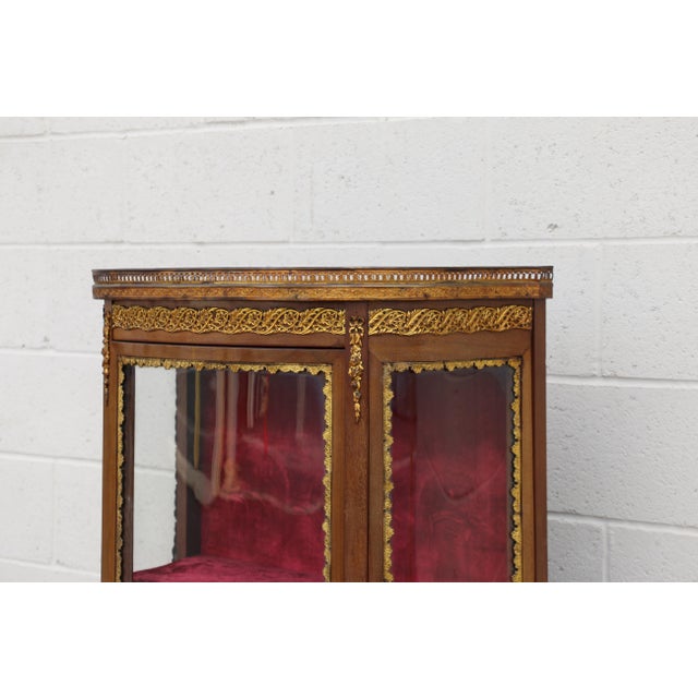 Wood 19th Century French Louis XV Vitrine Curio Cabinet With Marble Top & Ormolu For Sale - Image 7 of 18