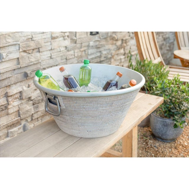 This Aluminum Ice Tub will turn your next gathering into an event! A must add to your entertainment arsenal our round ice...
