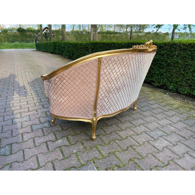 French 1900s French Louis XVI Pink Damask Beech Settee – 1 Pc For Sale - Image 3 of 9