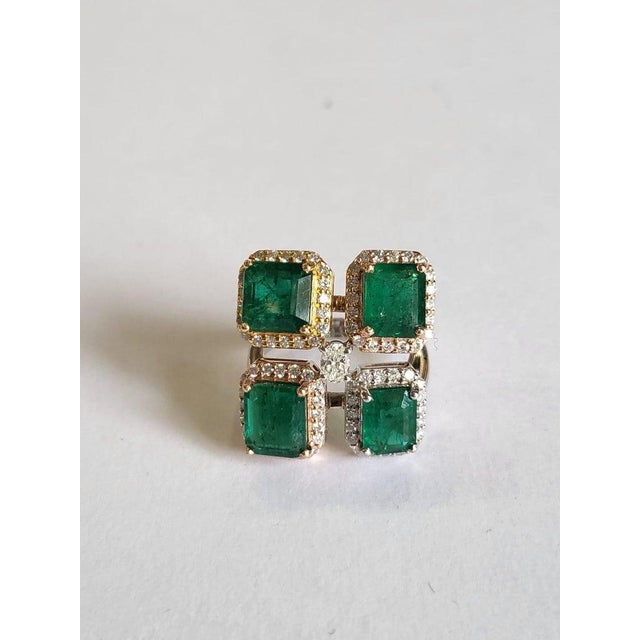 Set in 18k Gold, 6.70 Carats, Natural Zambian Emerald & Diamonds Cluster Ring, Size 6 For Sale - Image 6 of 11