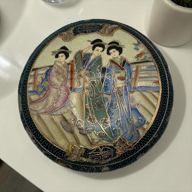 Vintage Chinese Satsuma Large Round Table Dresser Dish. This Royal Satsuma decorative dresser Box/Dish features elaborate...
