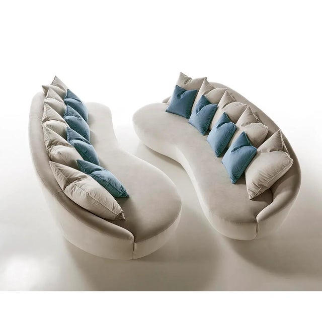 Sofa with solid wood structure. Padding in polyurethane. Feather deco cushions. Essential and harmonious line, ideal for...