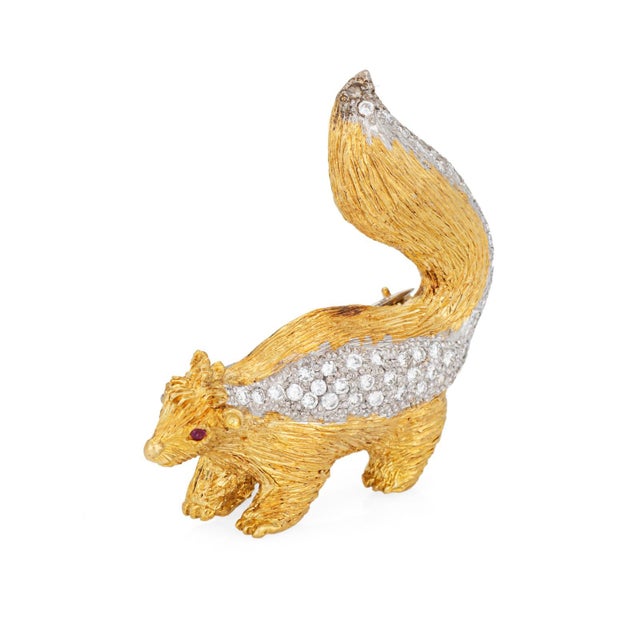 Modern Vintage Diamond Skunk Brooch 18k Yellow Gold Platinum Fine Animal Jewelry For Sale - Image 3 of 4