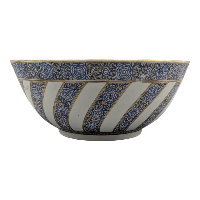 Elegant Large Chinese Export Bowl for the Islamic Market For Sale