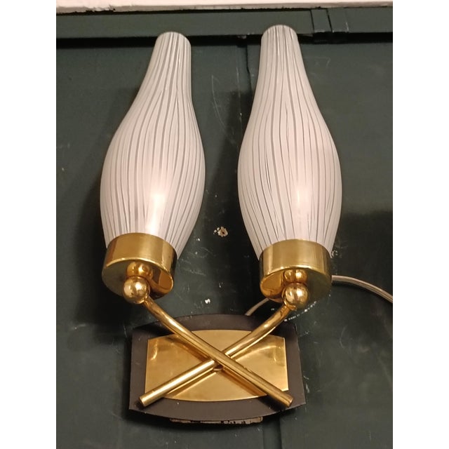 Mid-Century Modern Brass and Ribbed Opal Glass Wall Lamps, Italy, 1950s, Set of 2 For Sale - Image 3 of 8