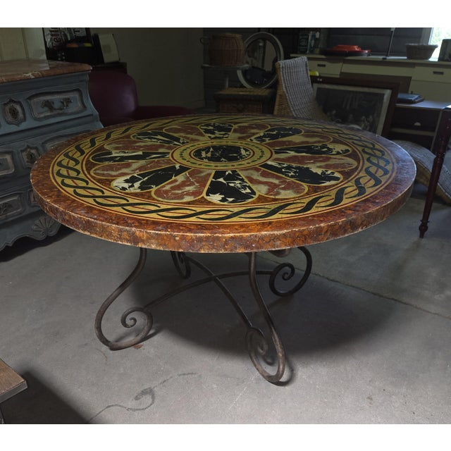 Large round table with a scagliola-style painted wooden top – Wrought iron base This substantial round decorative table...