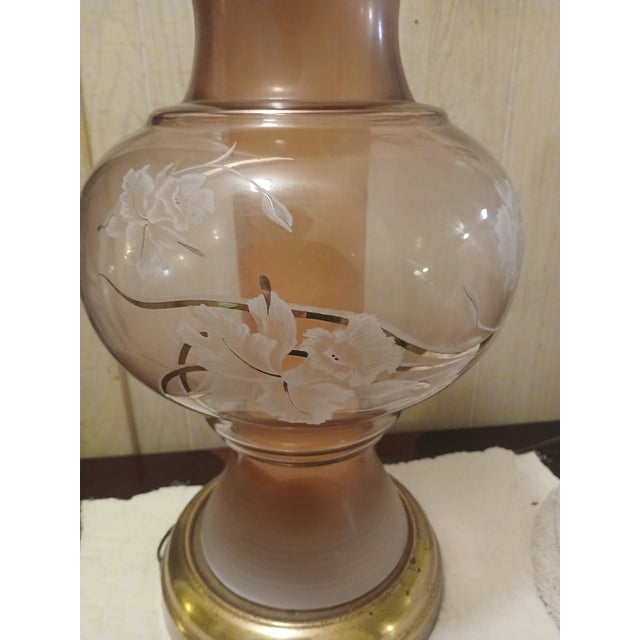 1970s Hollywood Regency Brass and Glass Ginger Jar Painted Lilies Table Lamp For Sale In Naples, FL - Image 6 of 8