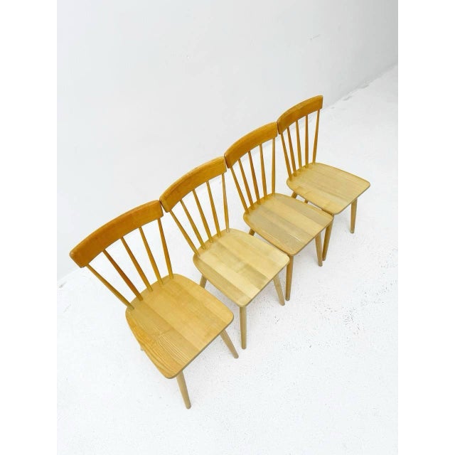 The chairs have a backrest with five slats and four rounded wooden legs. These are made entirely of ash wood. Ash is a...