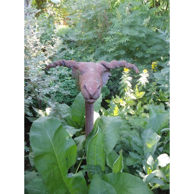 Isn't it mystical and an absolute eye-catcher? A handcrafted head, a ram or some mythical creature, I don't know, but...