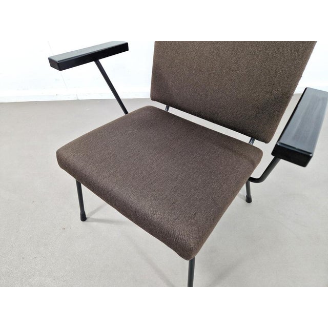 Dutch classic! The Gispen 1401 chair was designed by Wim Rietveld in the 1950s and features a metal back, bakelite...