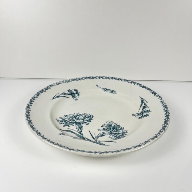Round platter, "Carnation" pattern, KG Lunéville, ironstone, 19th century Blue carnation motif Diameter: 28.5 cm Height:...