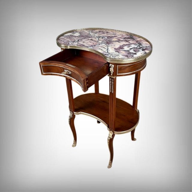 This elegant kidney-shaped Transition-style table embodies all the refinement of Transition furniture as reinterpreted in...