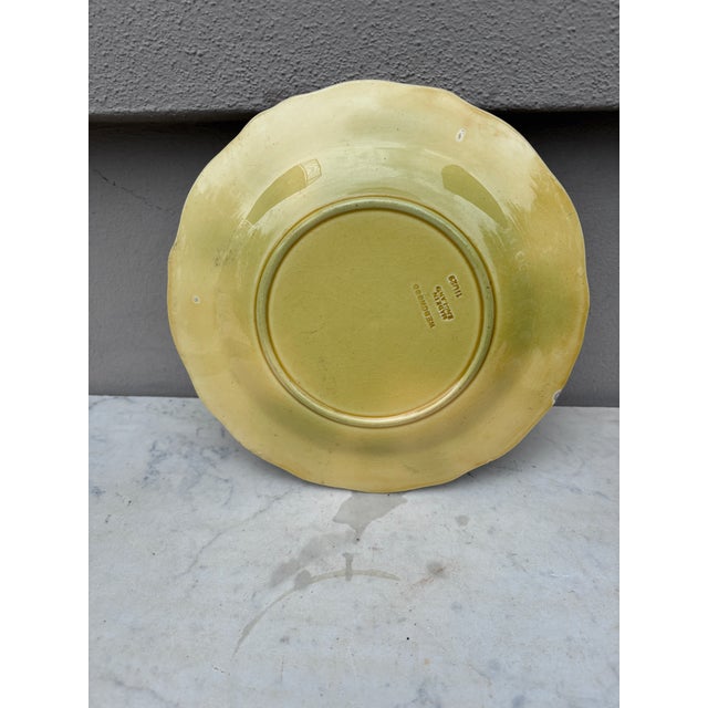 Wedgwood English Majolica Strawberry & Grapes Plate Wedgwood Circa 1920 For Sale - Image 4 of 4