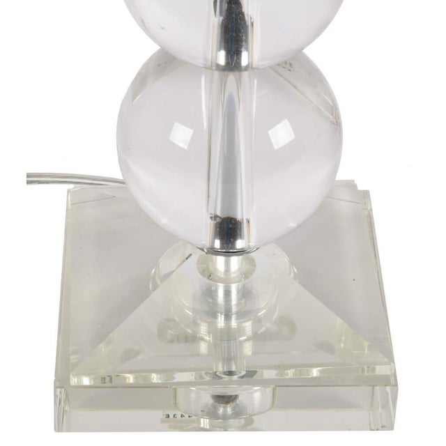 Mid‑Century Modern Stacked Acrylic Sphere Table Lamp With Clear Orbs and White Shade For Sale - Image 4 of 4