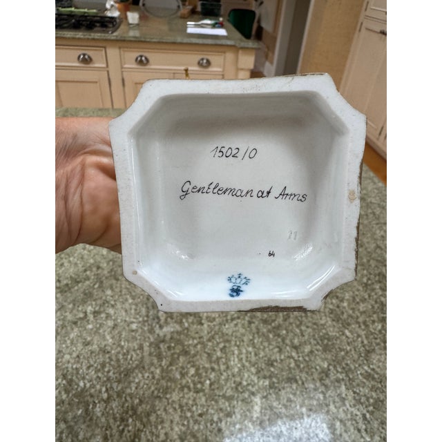 1910s Sitzendorf German Porcelain Figure of a Gentleman at Arms For Sale In New York - Image 6 of 6