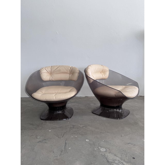 A rare and sculptural lounge chair by French designer Raphaël Raffel from the 1960s. This exceptional design features an...