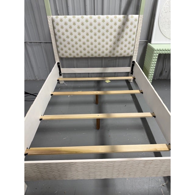 4 Poster Queen Sized Bed! Our Geneviv Style Features Hand Textured Posts and 2 Tone Finish on Pine. For Sale In Greensboro - Image 6 of 6