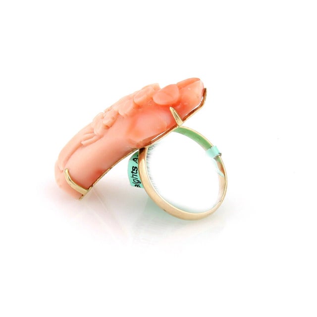 Contemporary Long Coral Curved Floral 14k Yellow Gold Bar Ring - Size 7 For Sale - Image 3 of 6