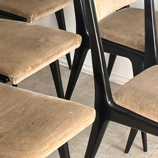 Dining Chairs in Black Lacquered Wood and Velvet attributed to Silvio Cavatorta, Italy, 1950s, Set of 6 For Sale - Image 4 of 12