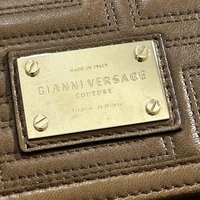 This exquisite mini shoulder bag from the Gianni Versace Couture collection is a masterpiece of luxury and design,...