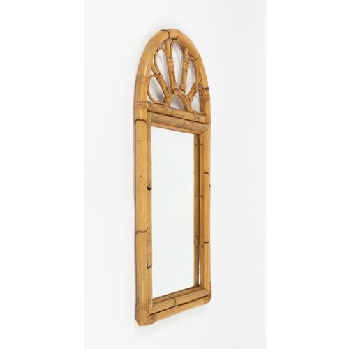Midcentury arch wall mirror in bamboo and rattan in the style of Vivai del Sud. Made in Italy in the 1970s. Vivai del sud,...