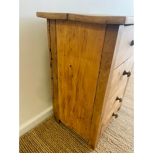 Small French Chest of Drawers, in Very Good conditions. Designed 1920 to 1949