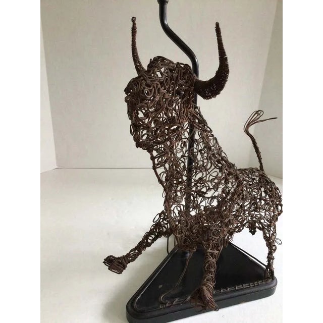 1950s Table Lamp of Abstract Twisted Wire Sculpture of a Bull on Wood Base For Sale In New York - Image 6 of 9