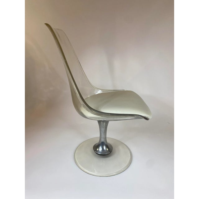 Amazing vintage lucite tulip chair by Chromcraft Mississippi) 1960/70s. The chair has a beautifully shaped clear, acrylic...