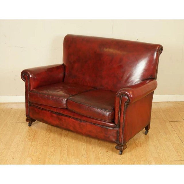 Victorian Gentleman's Club Sofa in Hand-Dyed Burgundy Leather For Sale - Image 3 of 13