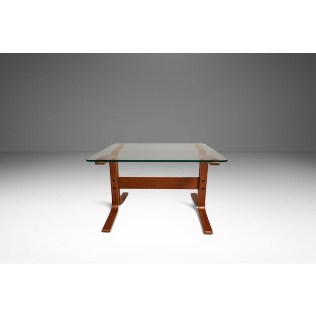 This elegant Scandinavian Modern Siesta occasional table / side table by Ingmar Relling for Westnofa extends the iconic...