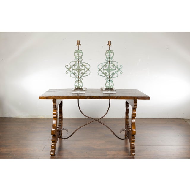 Italian Bronze Midcentury Table Lamps with Scrolling Motifs, on Lucite Bases For Sale In Atlanta - Image 6 of 12
