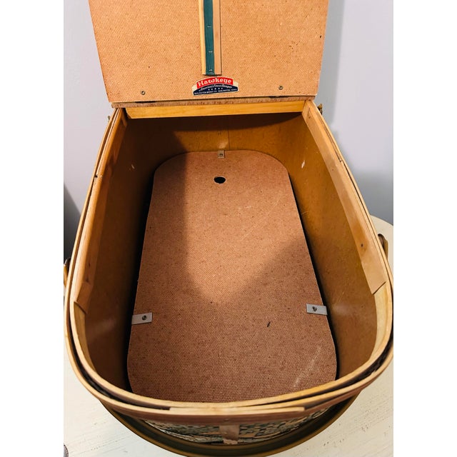 1970s American Woven Green Wicker Weave Picnic Basket For Sale In Miami - Image 6 of 9