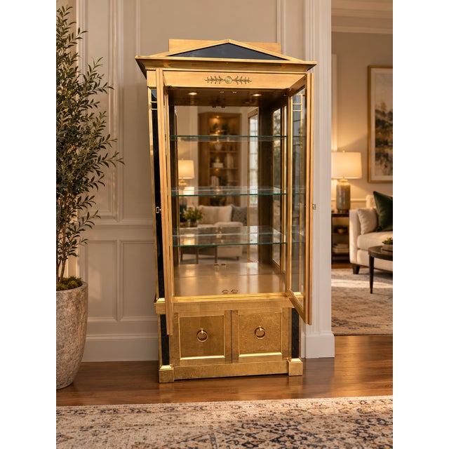 Hollywood Regency Attributed to Mastercraft Neoclassical Brass & Glass Illuminated Display Cabinet For Sale - Image 3 of 17