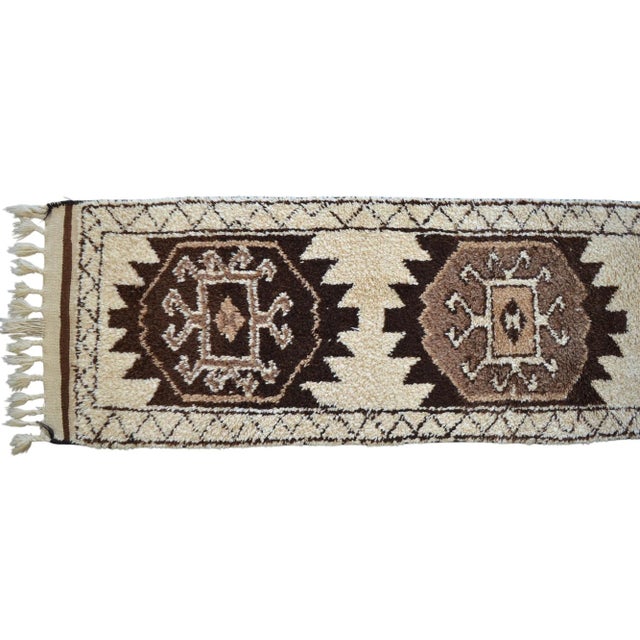 White Hand-Knotted Kurdish Runner Rug . Tribal Herki . Undyed Wool Hallway Decor - 2′10″ × 11′11″ For Sale - Image 8 of 12