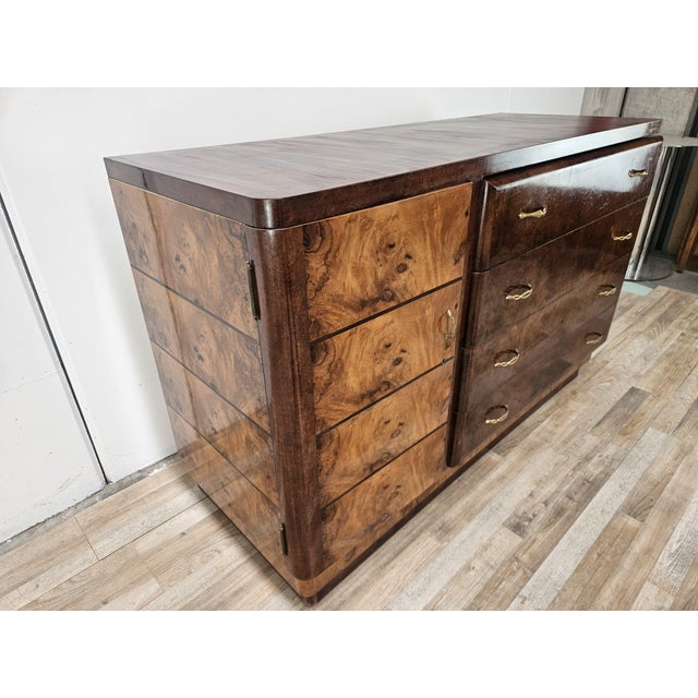 An elegant Italian Art Deco sideboard from the 1940s, crafted from fine walnut and blond walnut, it features a refined...