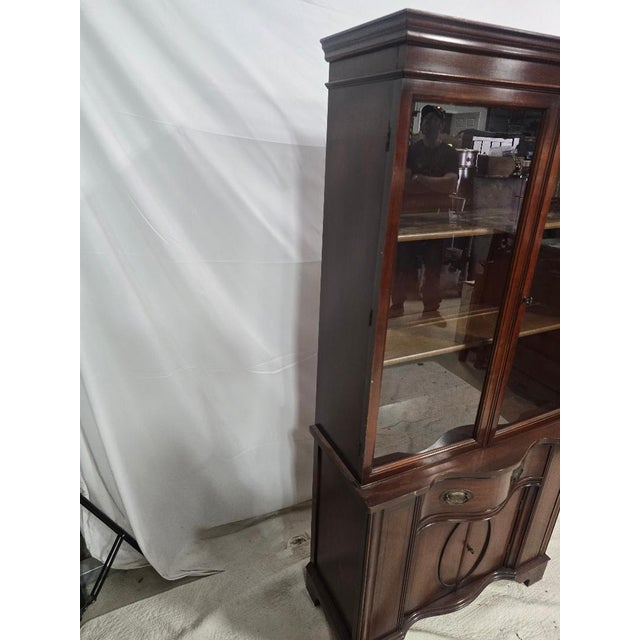 American Vintage Mahogany Curio Cabinet With Glass Doors & Serpentine Base For Sale - Image 3 of 6