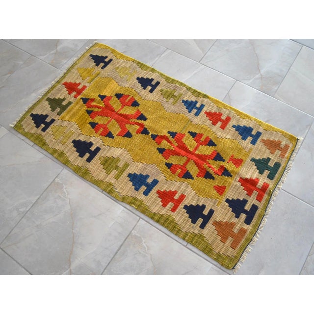 Offered is a hand-woven Turkish rug. Material : Wool on wool. Condition: used In very good condition. Origin: Oushak Age:...