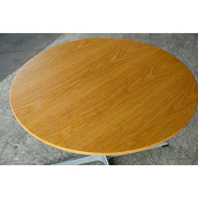 Mid-Century Modern Arne Jacobsen Round Coffee Table in Oak Coffee Table Danish Mid-Century For Sale - Image 3 of 6