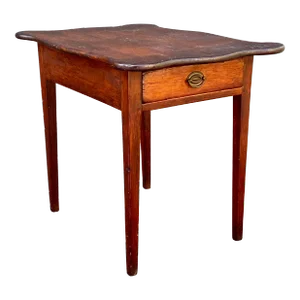 Mid 18th Century Connecticut River Valley Hepplewhite Table With Serpentine Top