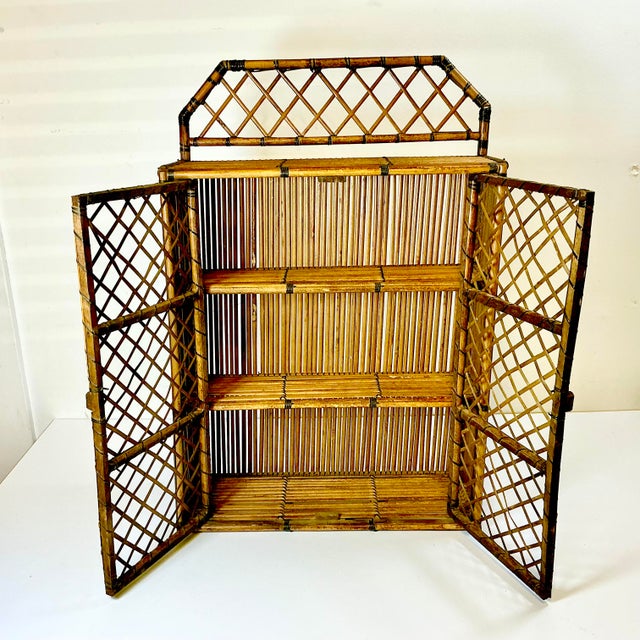 1970s Vintage Coastal Boho Chic Chippendale Wicker Split Bamboo Wall Mounted 3-Shelf Cabinet For Sale - Image 11 of 12